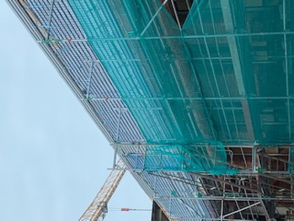 Das Dach ist fast fertig.